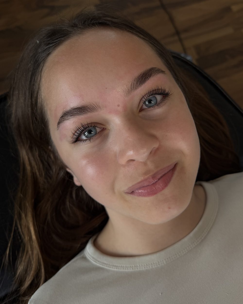 Kundin auf der Behandlungsliege, Augenbrauen und Wimpern frisch gemacht